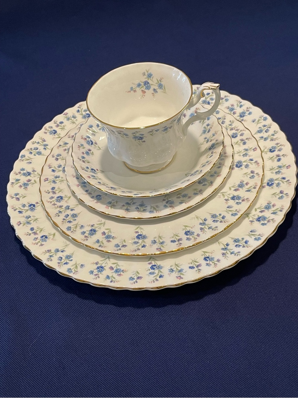 Royal Albert Memory Lane bone China 5 pc place setting